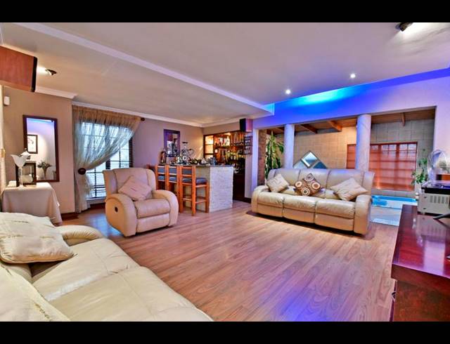 6 BEDROOM HOUSE FOR SALE IN GLENVISTA